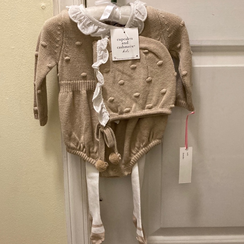 Baby girl outfit with bonnet